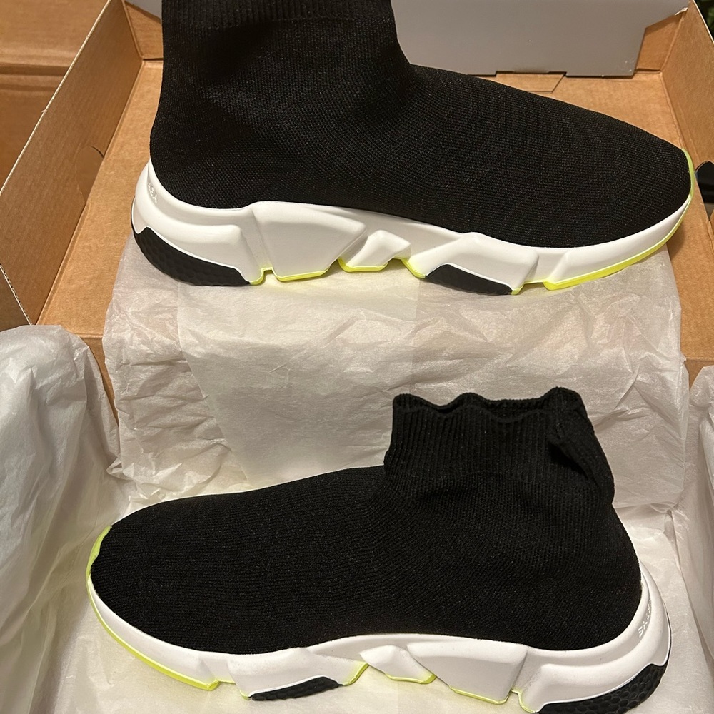 Balenciaga Women’s Knit Sneakers! - Picture 4 of 9